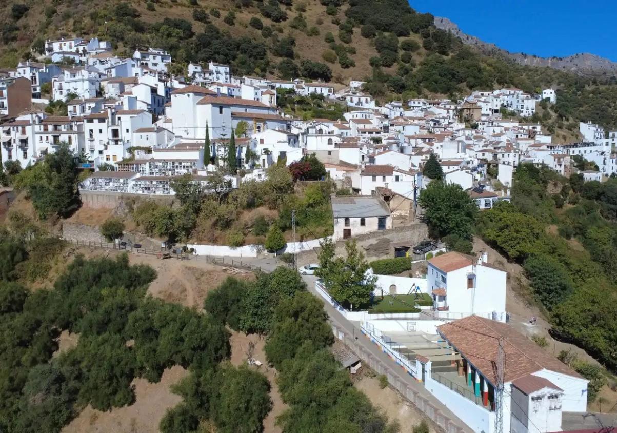 Benalauría Improves Its Schools with Air Conditioning, Painting and Roof Repairs