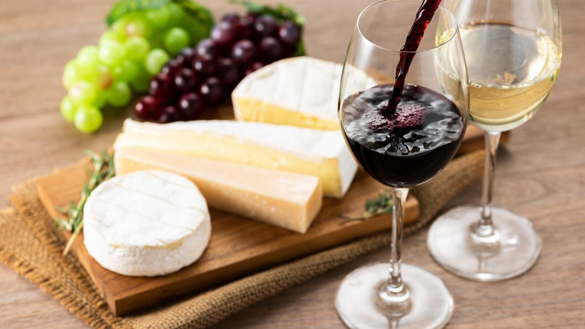 Mijas brings together local bars and Málaga cheesemakers for its Cheese and Wine Festival