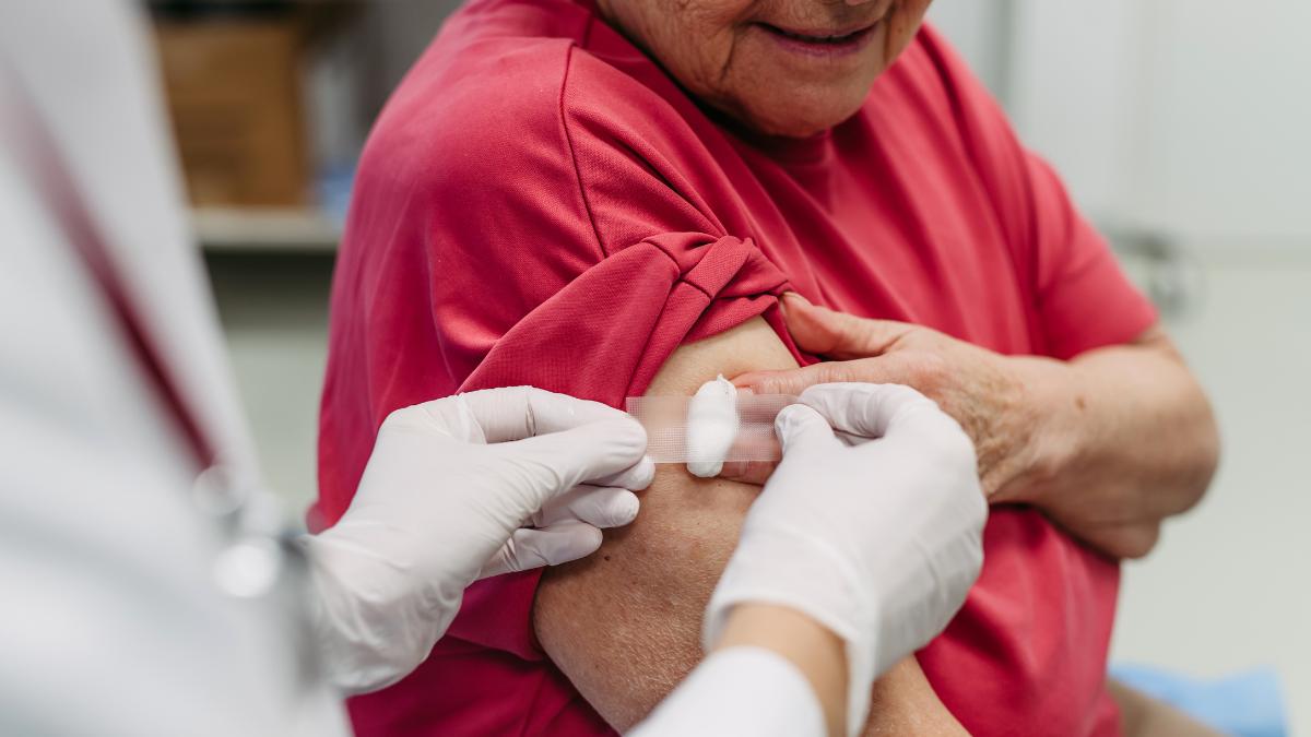 Flu vaccination in Málaga opens to everyone aged 60 and over from Wednesday