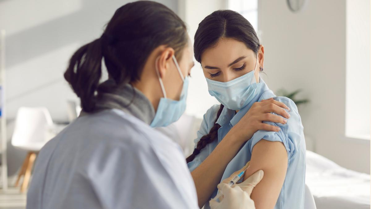 Málaga to offer flu and COVID-19 vaccinations without appointments from November 11: dates, locations and eligibility