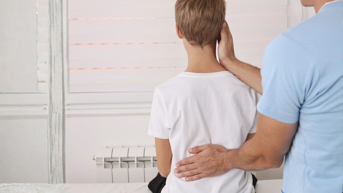 Back pain in children: everyday habits families should watch