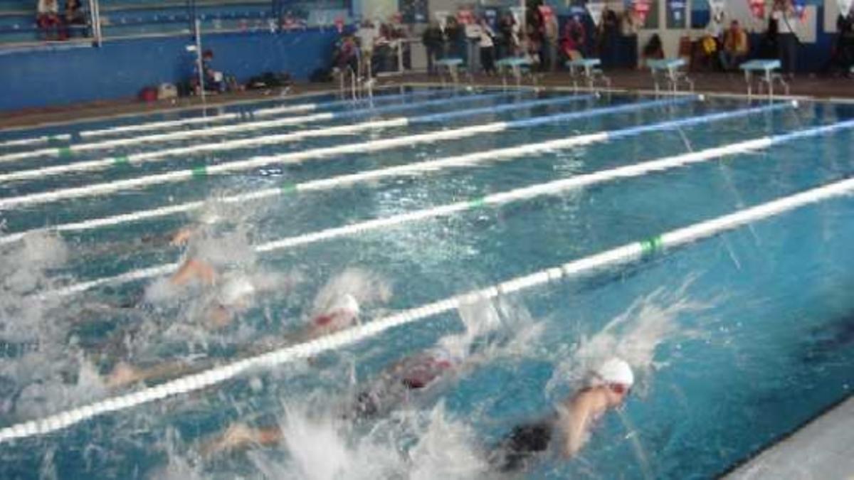 Mijas cambiará la cubierta de la piscina de Las Lagunas por daños
