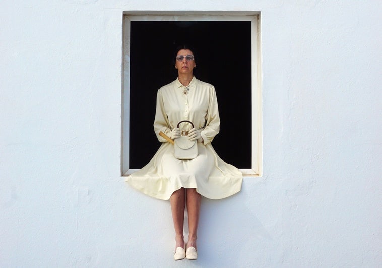 Miss Beige está en Málaga: la señora insulsa que remueve conciencias con un martillo en el bolso