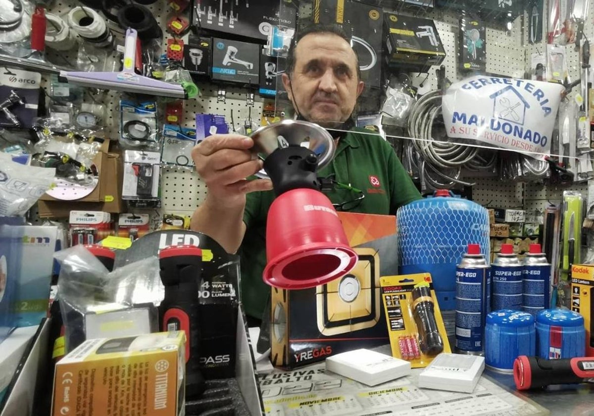 La psicosis por el apagón eléctrico 'agota' los camping gas y las radios de pilas en Málaga