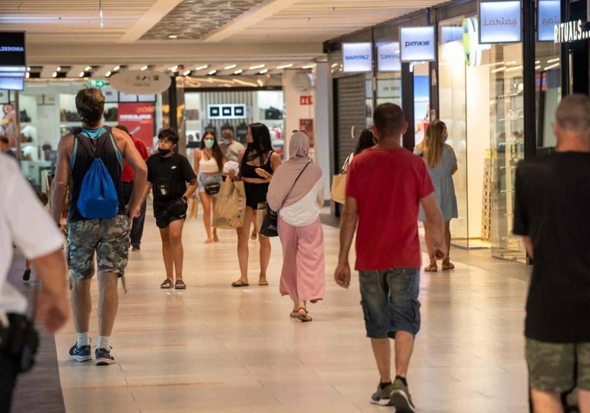 ¿Abren este jueves festivo, 1 de mayo, las tiendas y centros comerciales en Málaga?