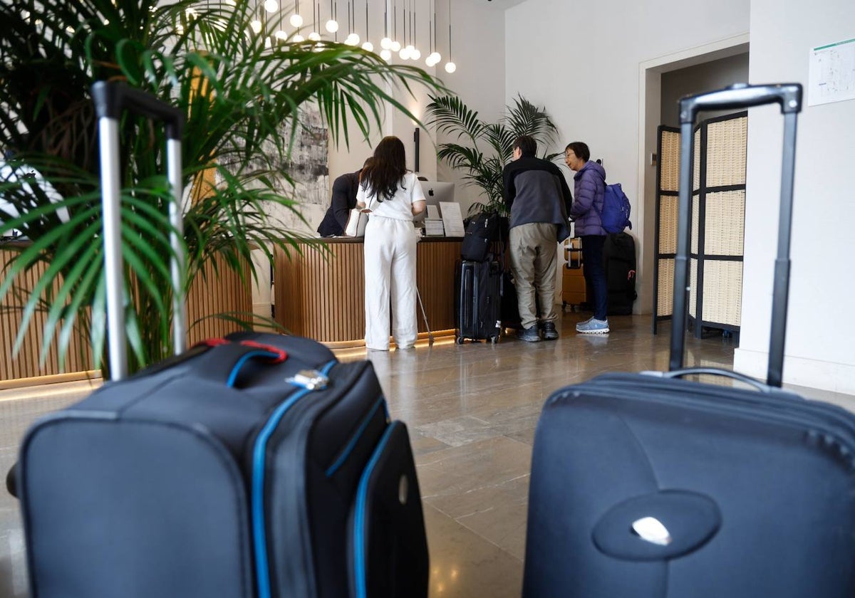 De viaje en Málaga con el apagón: llantos para conseguir habitación de hotel y a oscuras en callejones