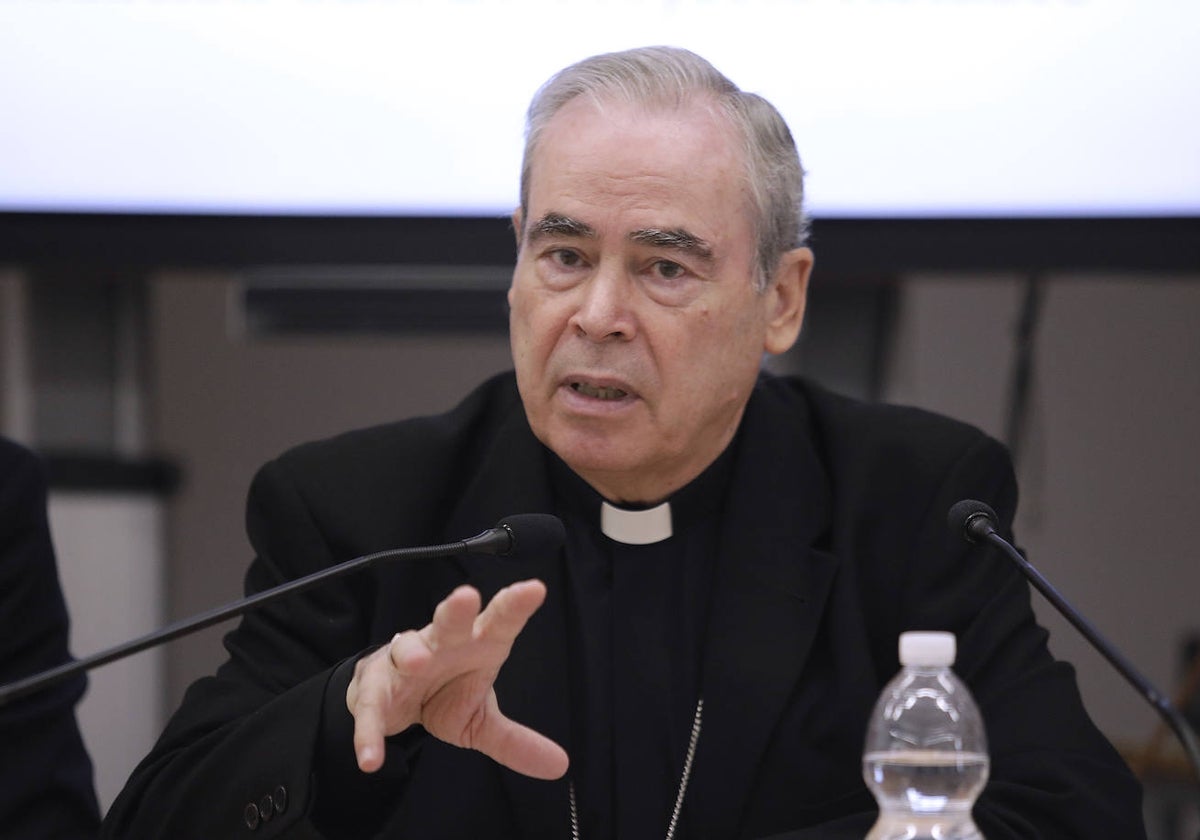 El obispo de Málaga evoluciona de forma «positiva y favorable», pero continúa en la UCI