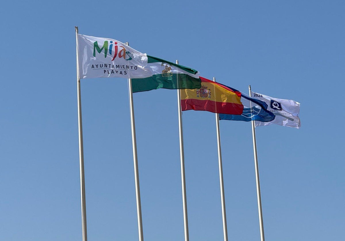 Mijas celebra la incorporación de la playa Calahonda-Riviera a la lista de banderas azules del municipio