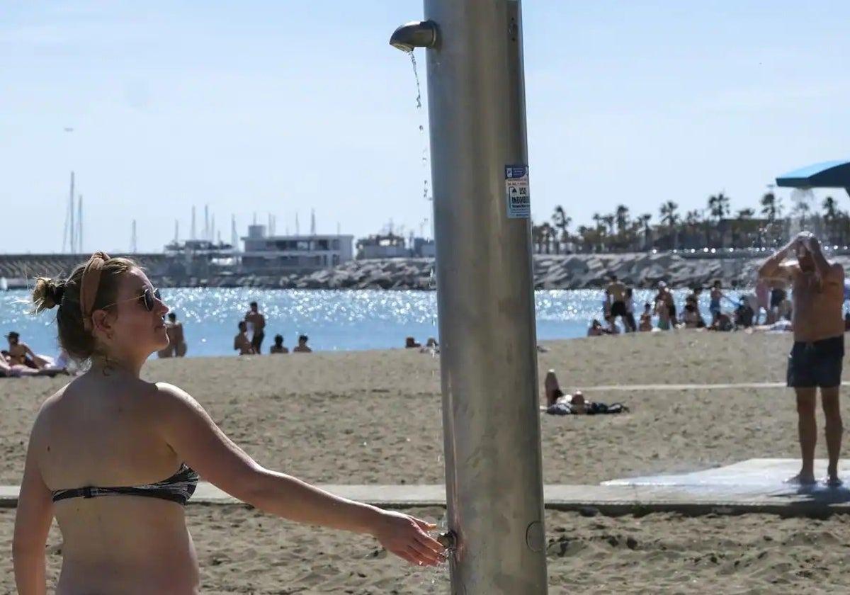 Las duchas en las playas de Málaga, en servicio a partir de esta fecha este verano