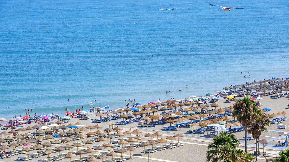 Torremolinos permite desde hoy el uso de duchas y lavapiés en todas sus playas tras la sequía