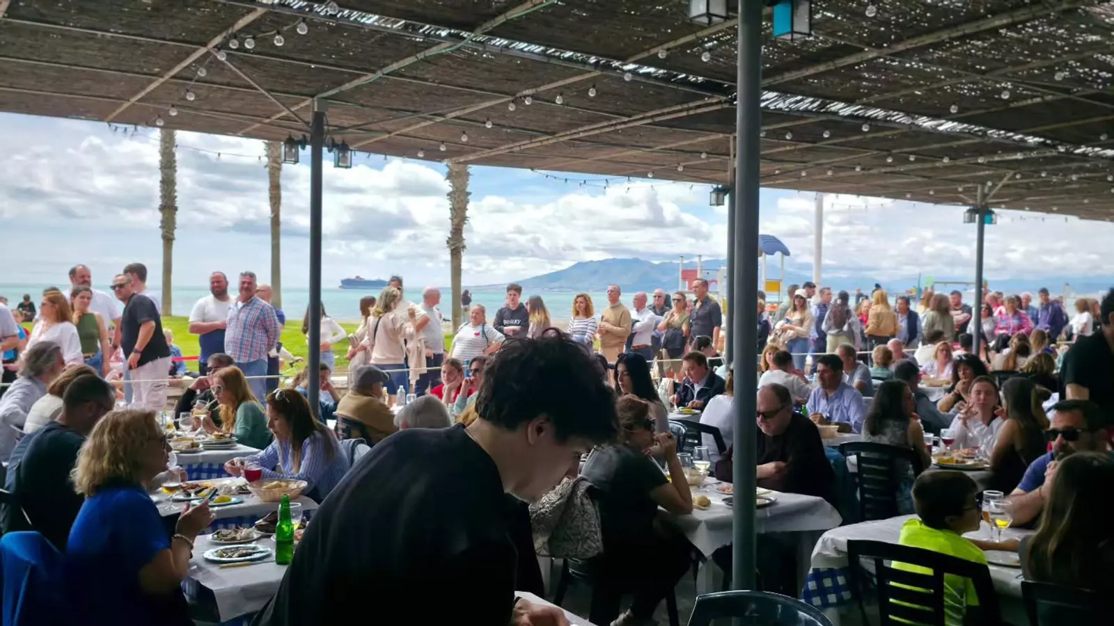 Este es el chiringuito de Málaga donde todos hacen colas hasta conseguir una mesa sea como sea cada verano