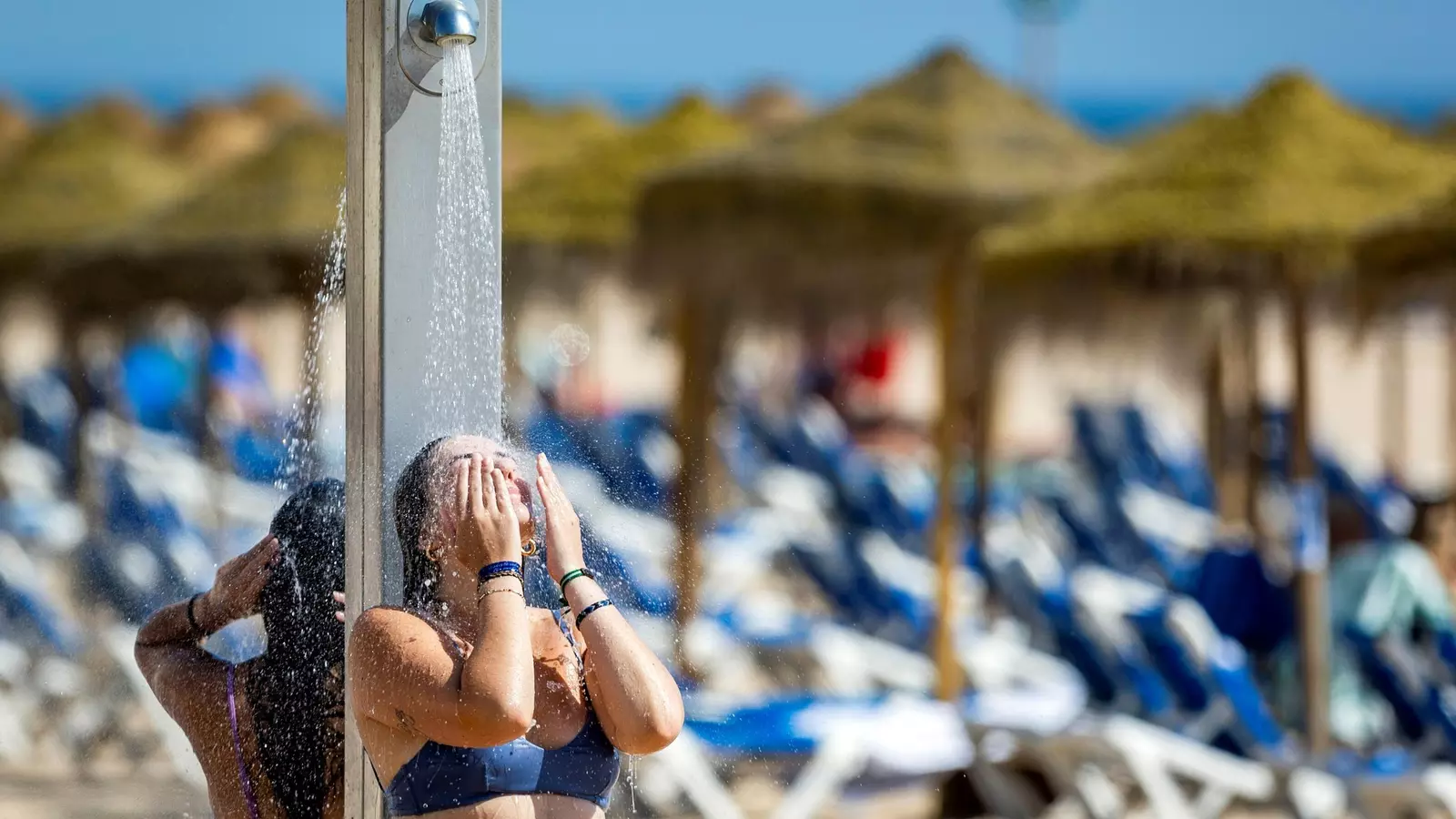 La Axarquía propone incorporar duchas y lavapiés con agua del mar