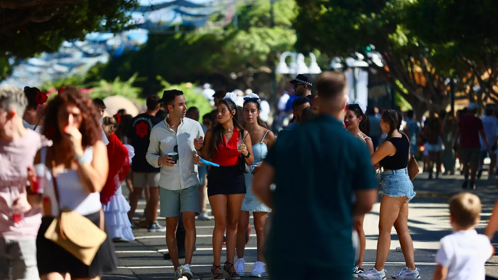 Los malagueños, 'guapos' para las casetas del Real de la Feria: pueden prohibir zapatillas de deporte, chanclas o bañador