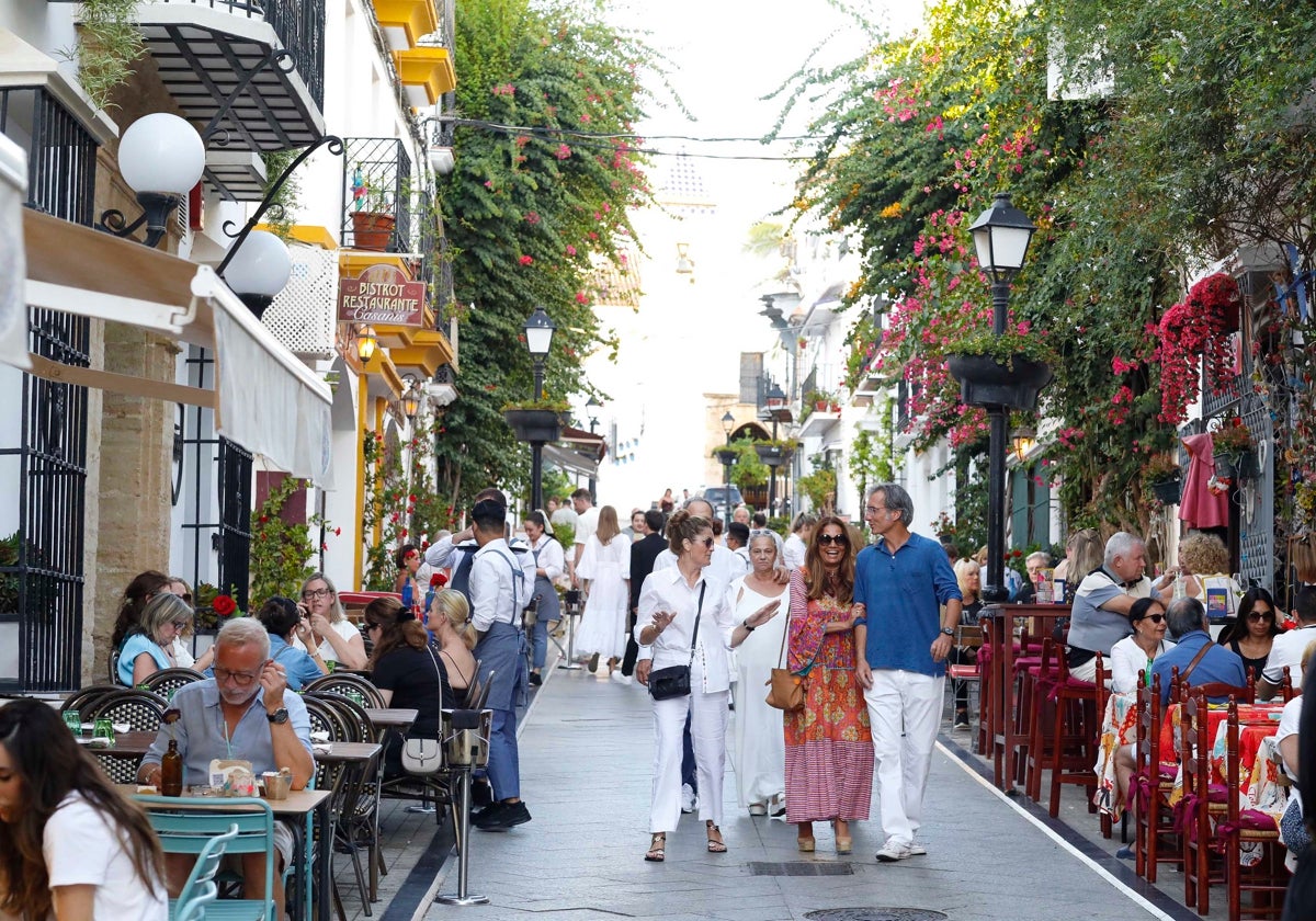 Marbella recibe 182.000 visitantes en el primer cuatrimestre de 2025 y registra un aumento del 10% en empleo hotelero