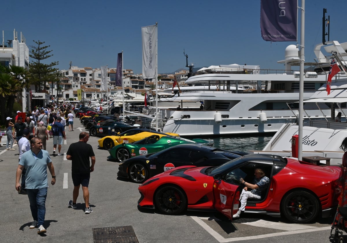 Puerto Banús se viste de gala para recibir a más de un centenar de 'Ferraris'