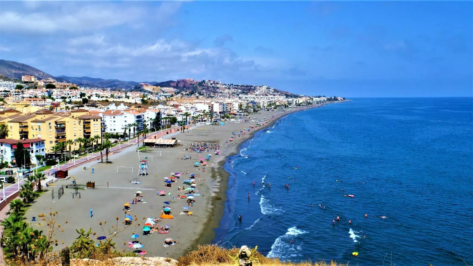 Rincón de la Victoria regula el uso de las playas para verano: libres de humo, permite carpas de 3x3 y prohíbe las acampadas