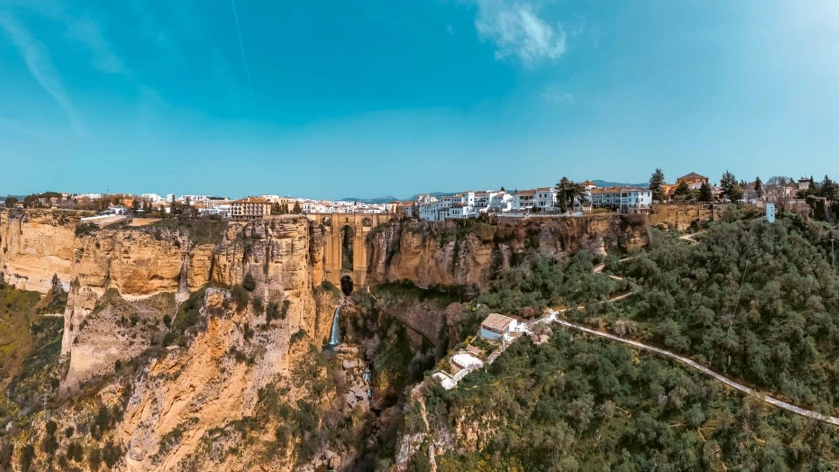 Este pueblo de Málaga, elegido como uno de los destinos más increíbles de España para visitar en 2025