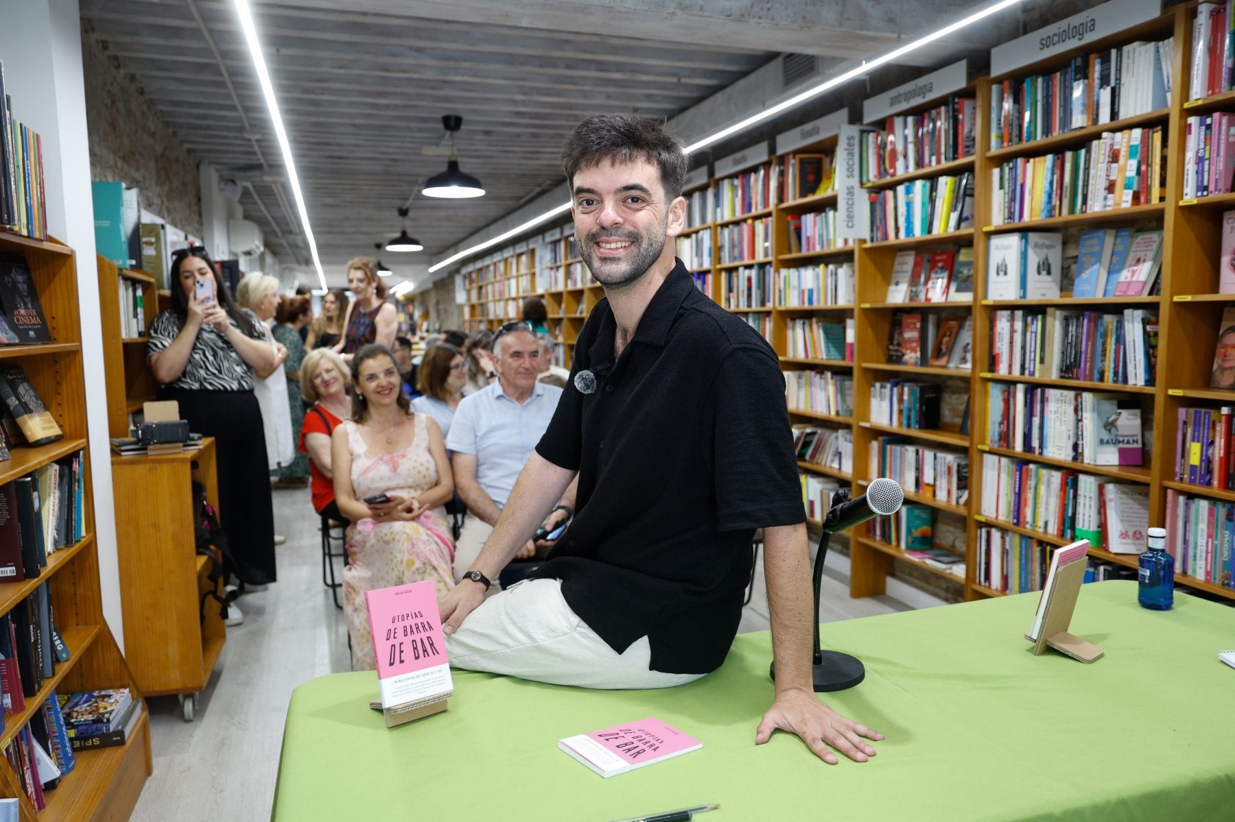Javier Rueda reivindica en un libro los bares: «Son una señal de vida»