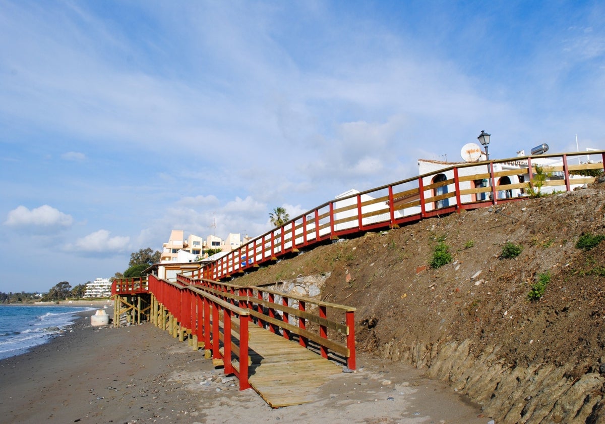 El Ayuntamiento de Estepona inicia los trámites para reparar Senda Litoral en Playa Bella