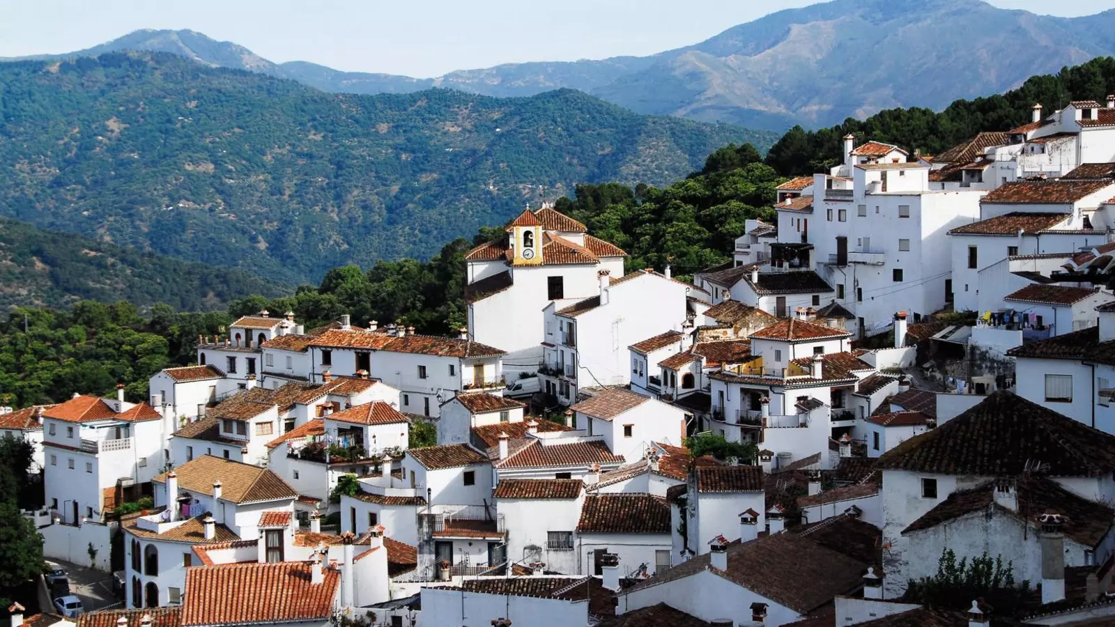 El pueblo de Málaga donde sus vecinos compiten por ver quién tiene el balcón y patio más bonito lleno de flores