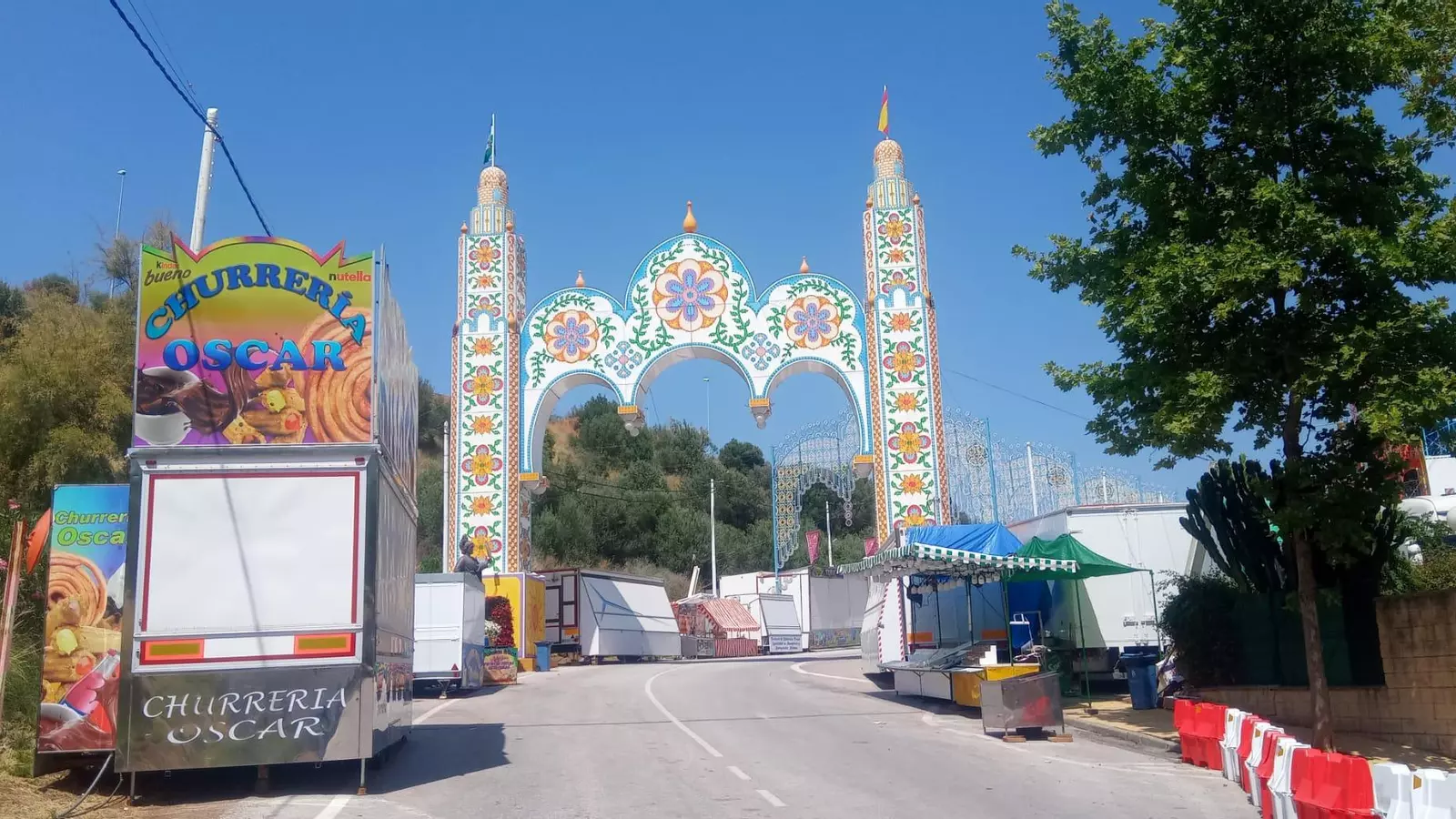 Un rayo impacta en el arco de entrada de la Feria de Marbella