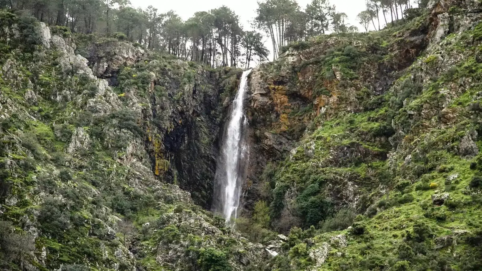 La cascada más alta de Málaga está junto a este refrescante pueblo tras una pequeña ruta