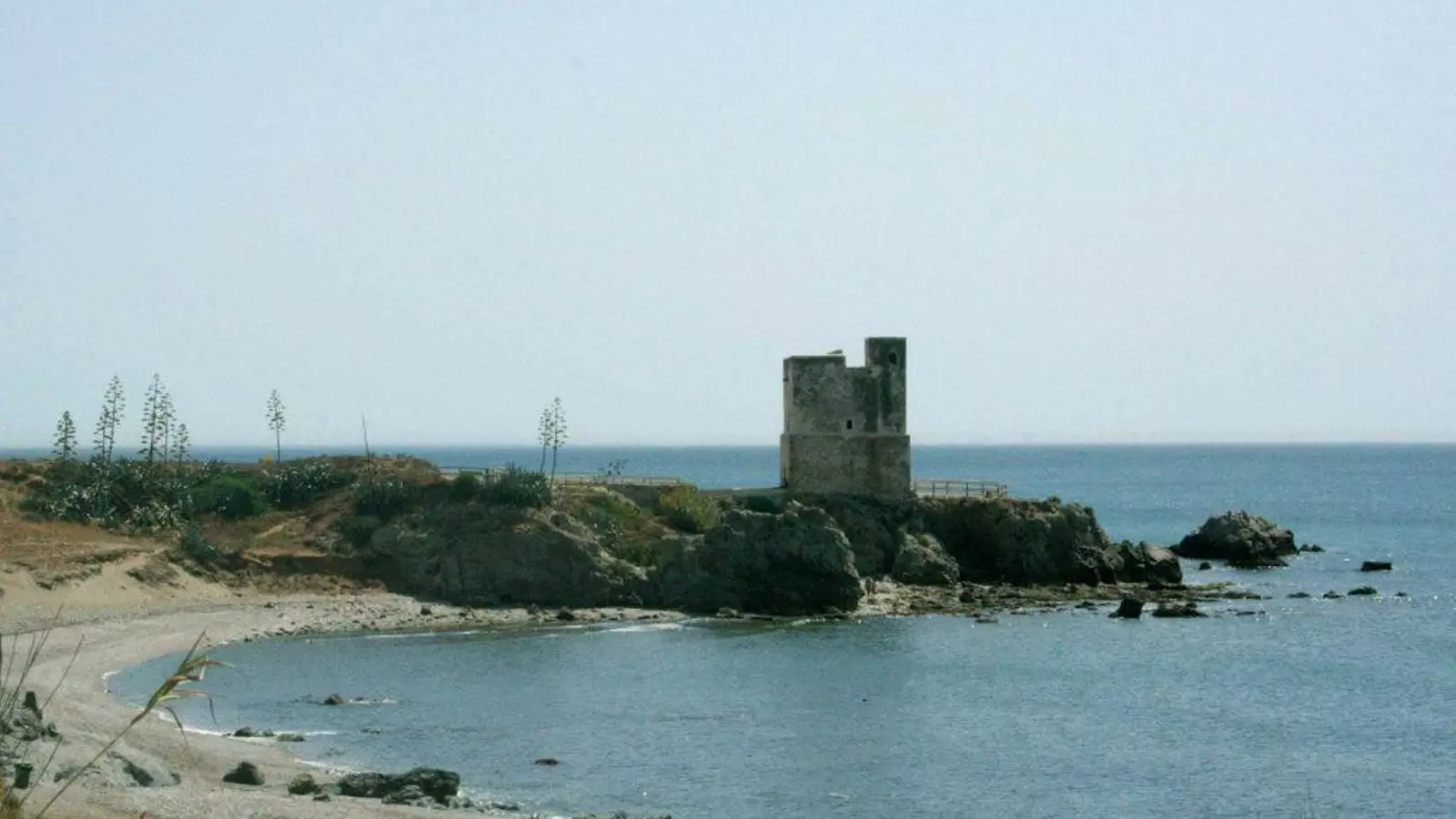 Casares y Manilva, dos de los pueblos de Málaga que mejor conjugan el verano: playa y montaña