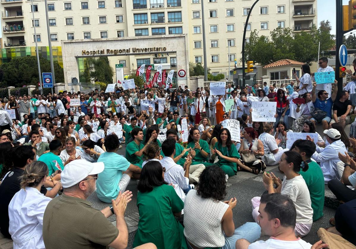 Más de un millar de médicos corta la circulación en la avenida Carlos Haya en Málaga