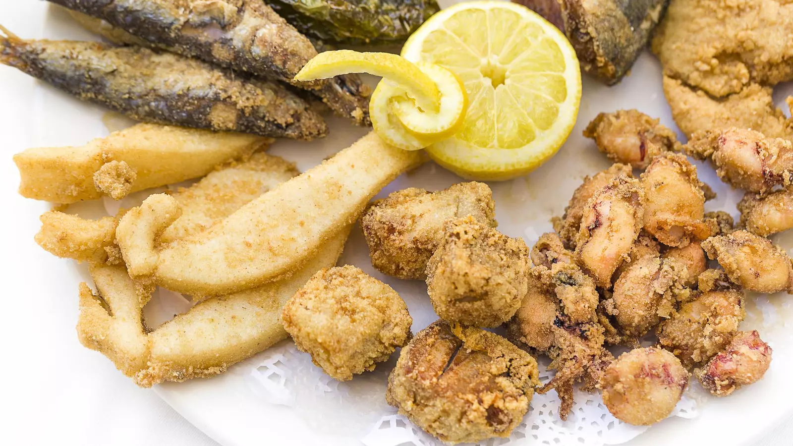 Málaga busca a los restaurantes y chiringuitos que mejor fritura malagueña elaboran en 2025: 16 participantes