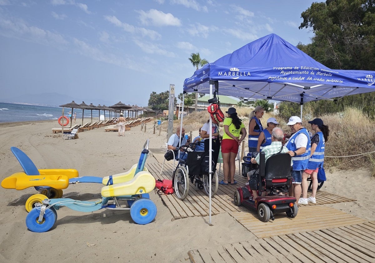 Arranca en Marbella el servicio de baño asistido en las playas para las personas con movilidad reducida