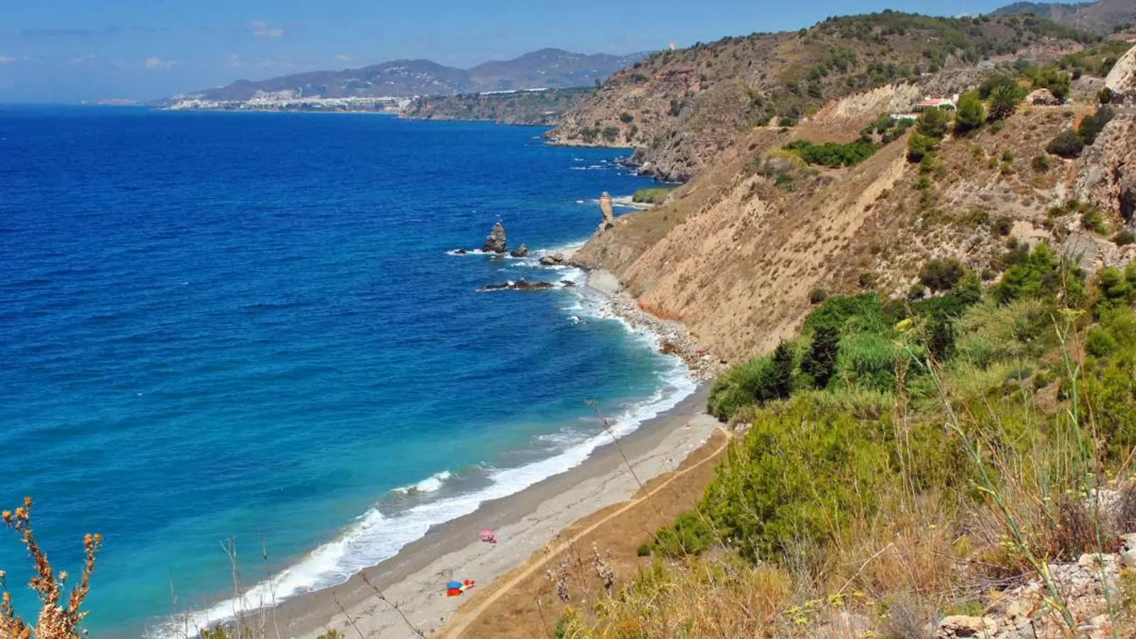 La playa de aguas cristalinas en la que más fácil es aparcar este verano en Málaga