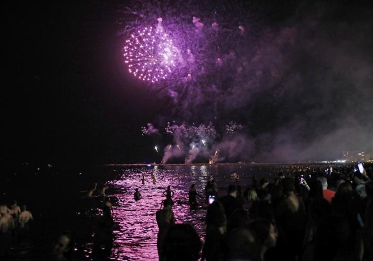 Fuegos artificiales, música y el 'júa' centran la programación de la velada de San Juan en Málaga