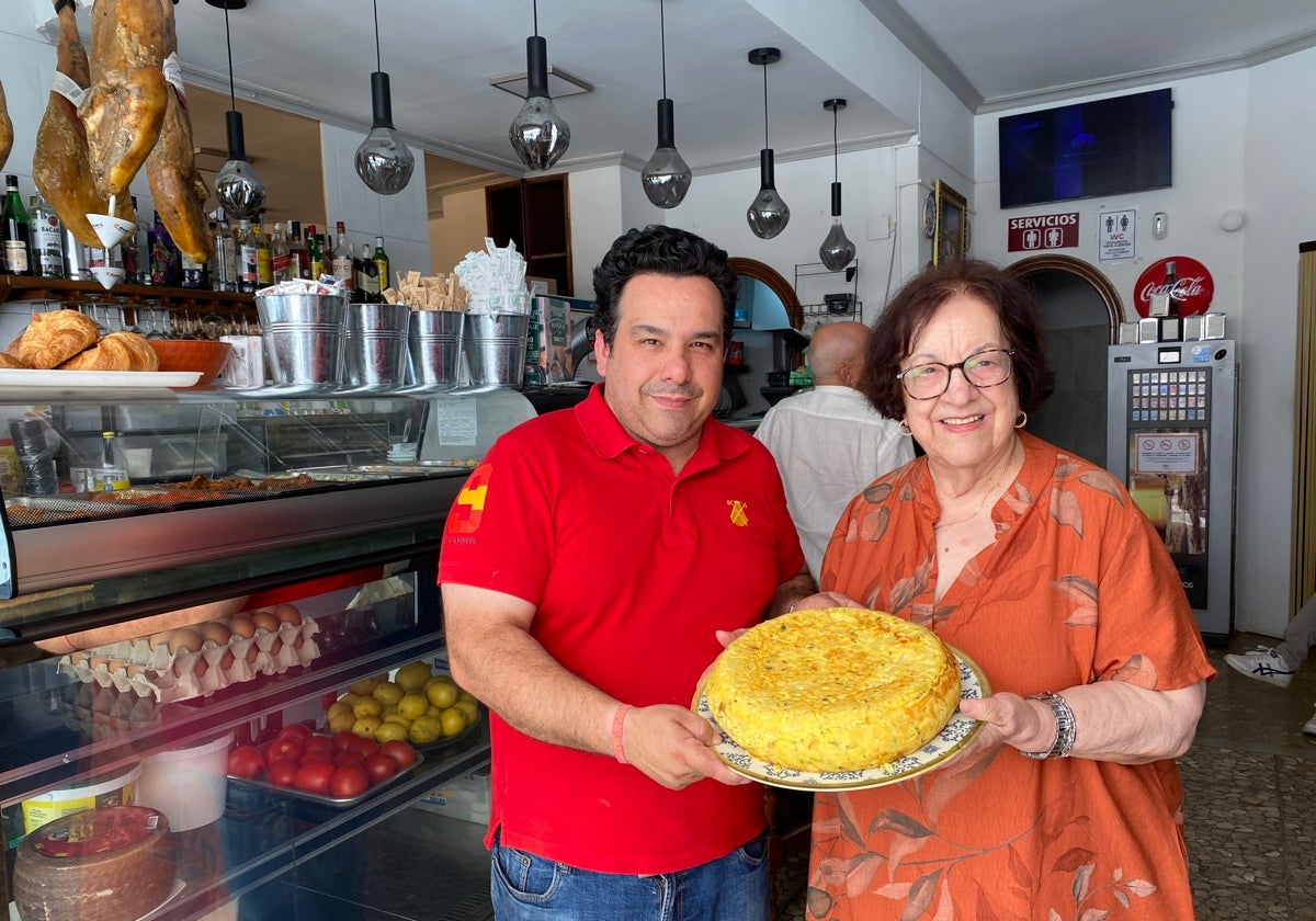 La tortilla de patatas del Bar La Concha de Estepona cumple 60 años