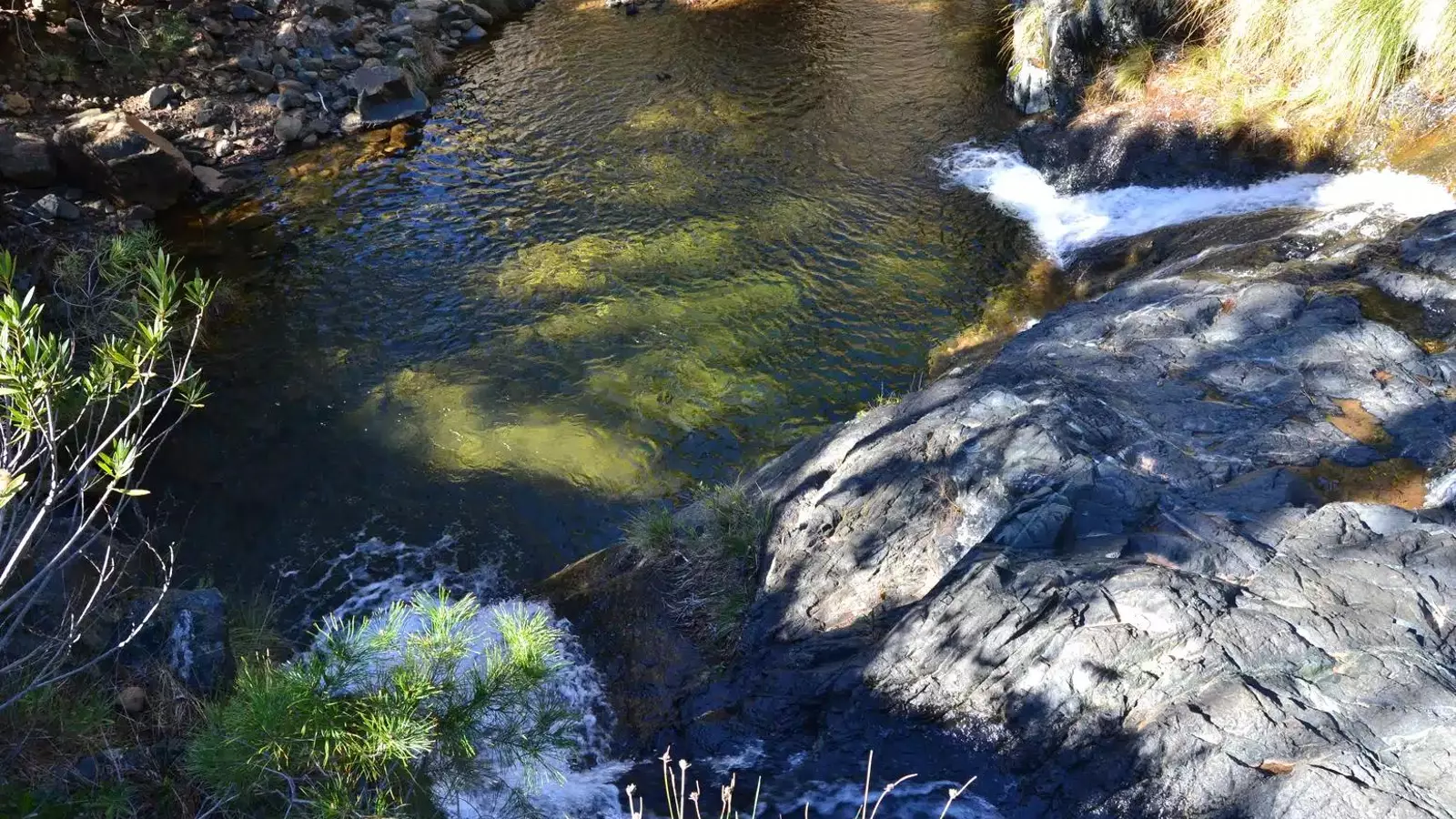 El famoso 'Charco Azul', el rincón singular de Málaga perfecto para refrescarse este verano: 
