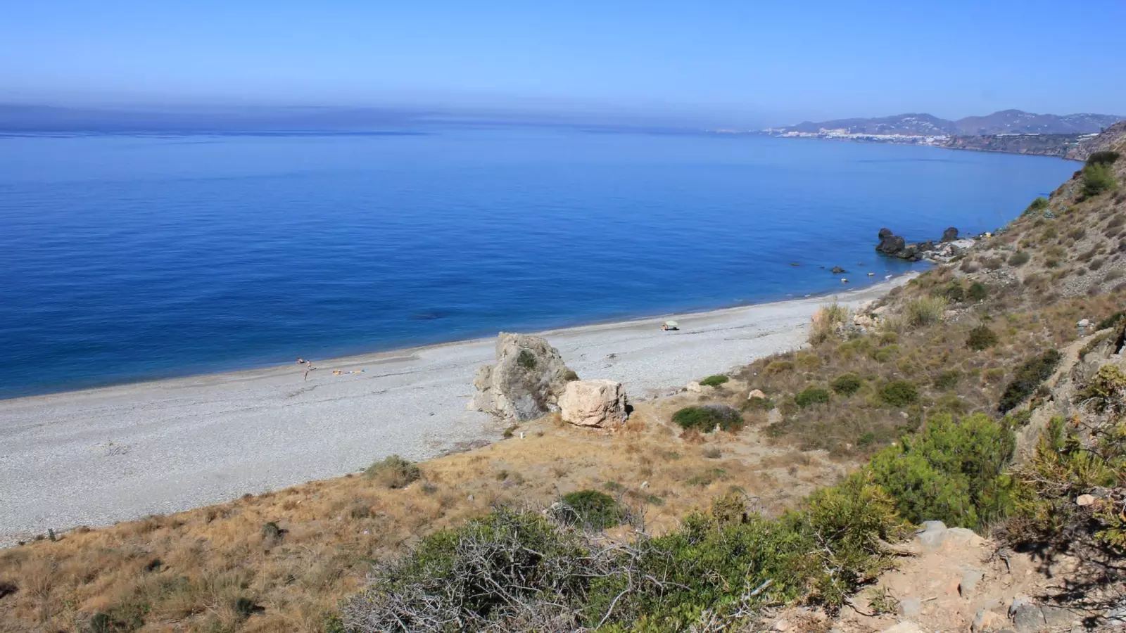 Cómo llegar a las playas nudistas de Málaga para un verano de lo más natural