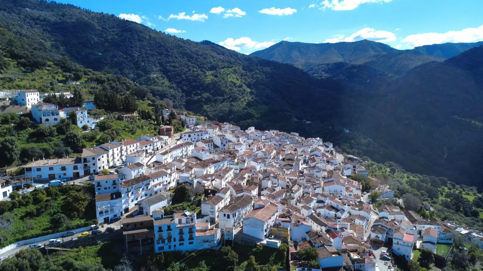 Antes fueron aldeas y hoy es un pequeño y fresco pueblo de Málaga repleto de flores y conocido por su aguardiente