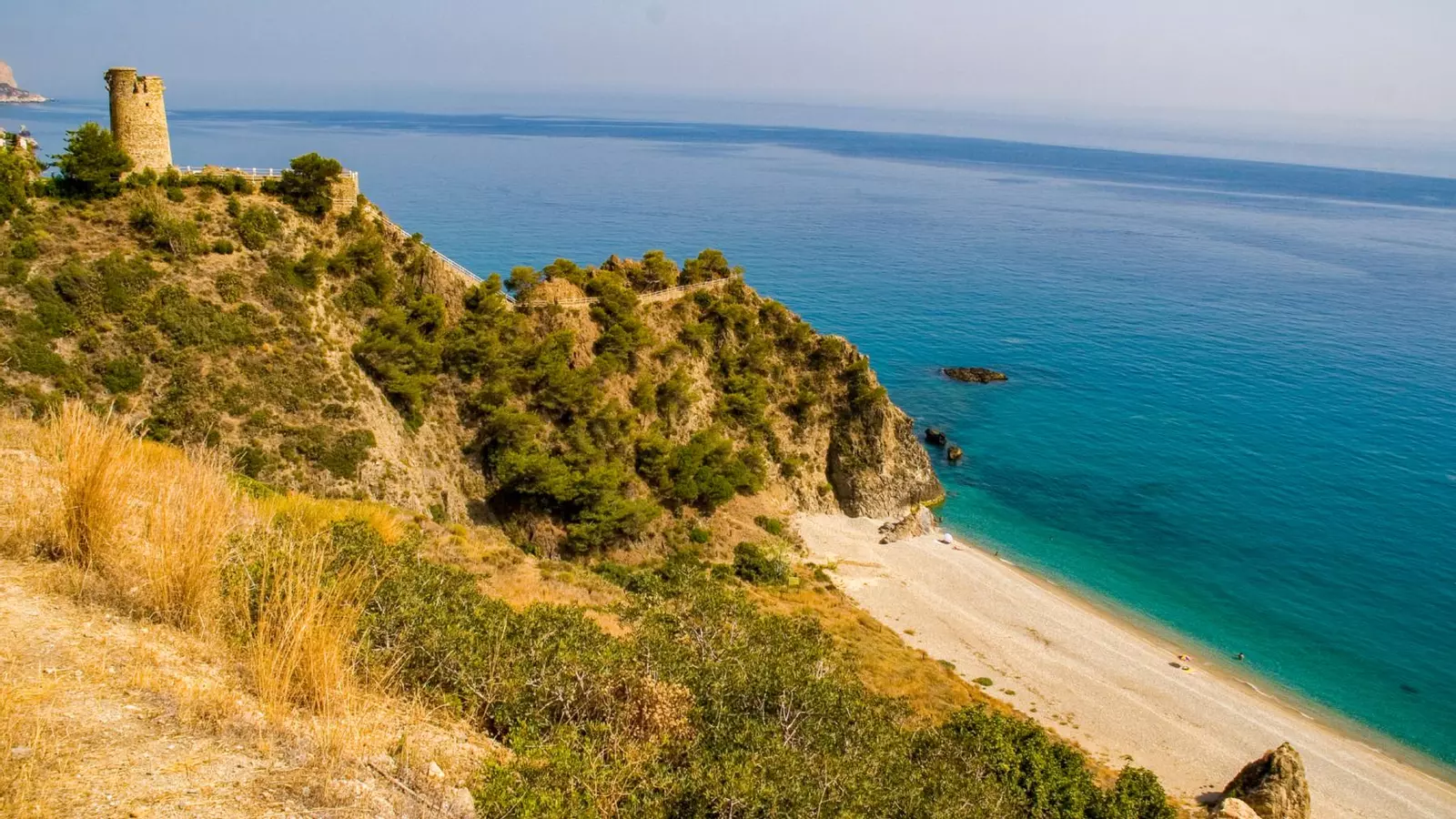 Ni el Caribe ni las Bahamas, esta es una de las playas más turquesas del mundo y está en Málaga