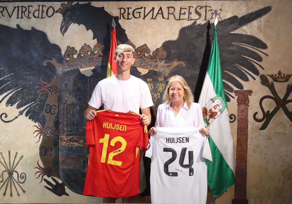 La alcaldesa recibe al jugador del Real Madrid y de la selección española Dean Huijsen