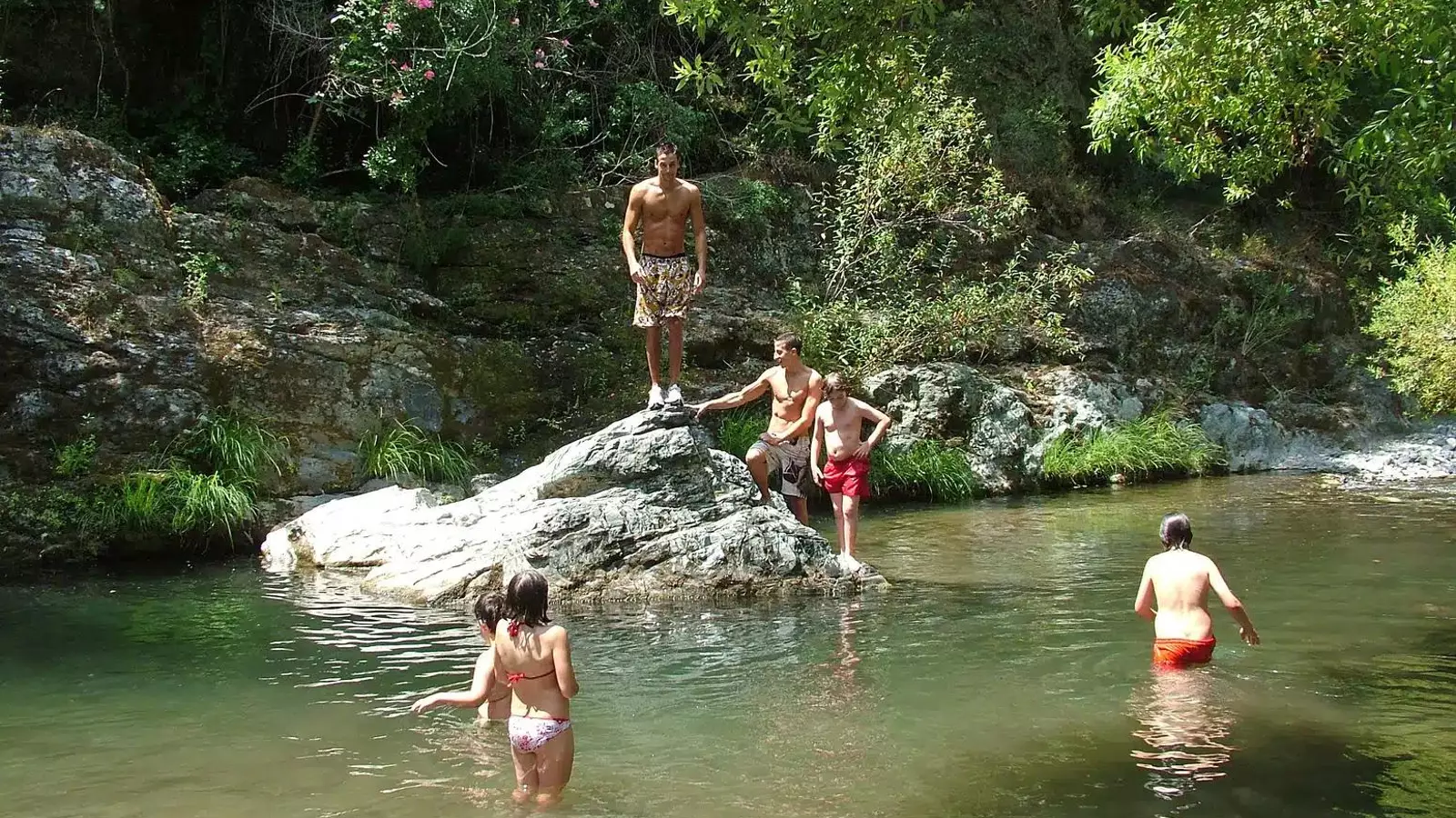 La piscina escondida entre montañas de Málaga que todos identifican por su piedra gigante: un paraíso natural que parece de cuento
