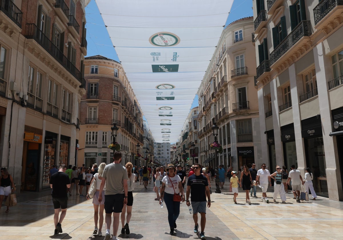 La calle Larios estrena un nuevo diseño de los toldos del verano