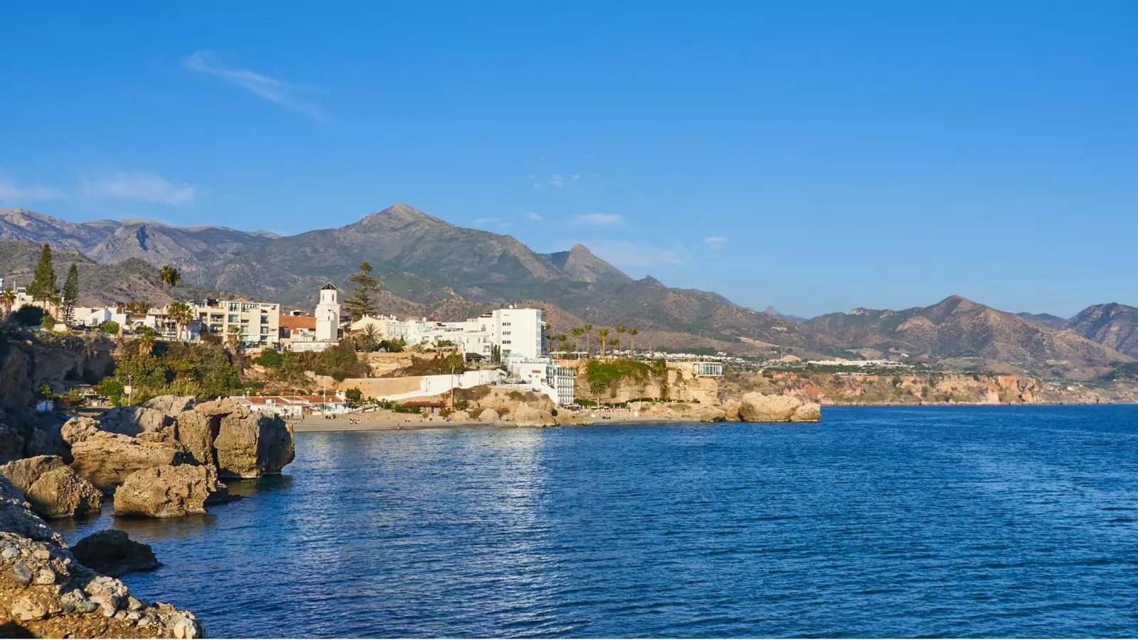 Nerja lo tiene todo: playas vírgenes para perderse y calas escondidas que parecen sacadas del Caribe
