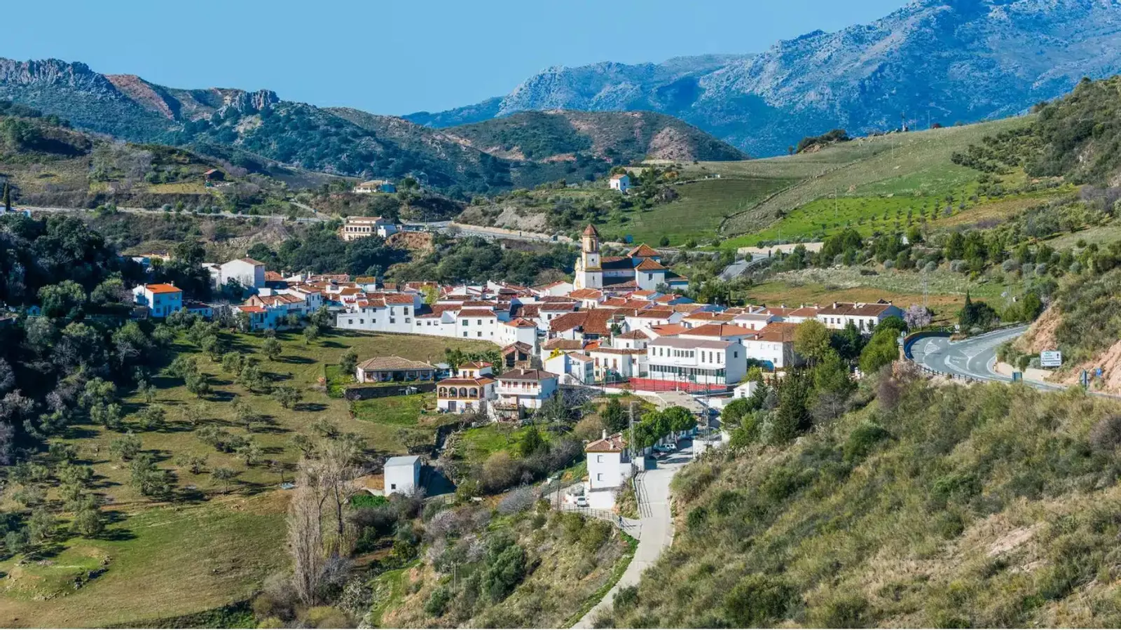 Este es el pueblo más pequeño de Málaga: “Es de cuento, con calles arrebujadas y llenas de macetas de flores”