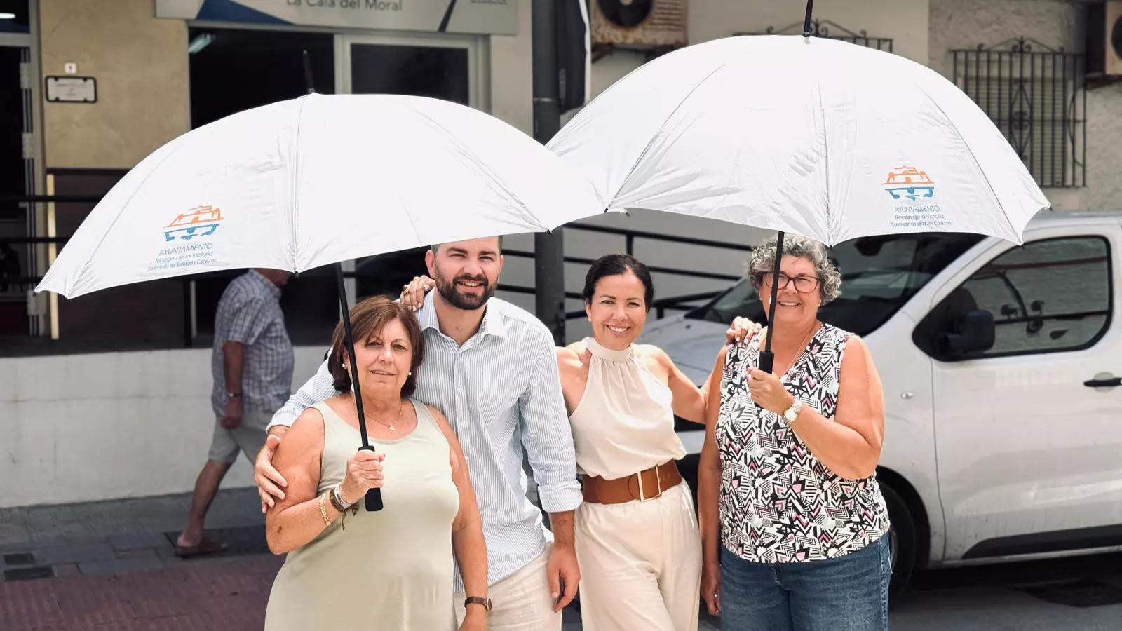 Rincón de la Victoria reparte paraguas entre los mayores para combatir el calor extremo