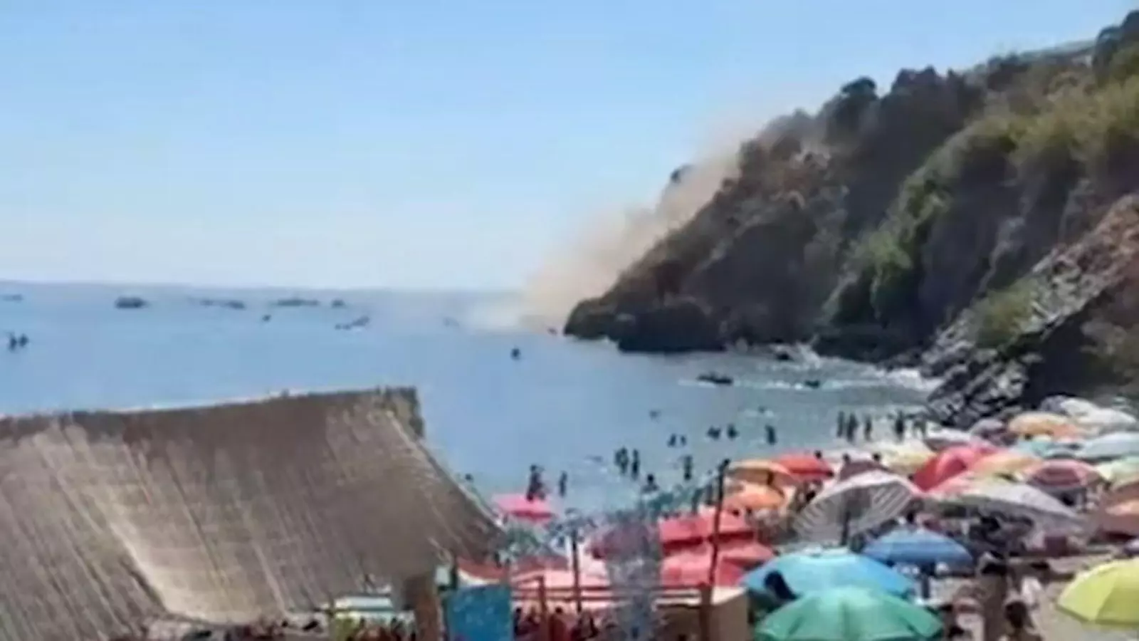 Susto en una playa de Maro por el desprendimiento de rocas en un acantilado