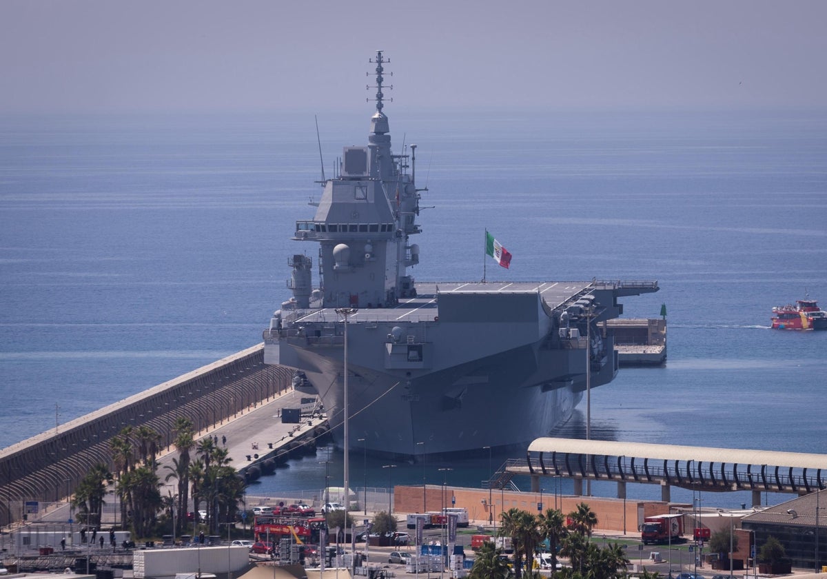 Uno de los mayores buques de guerra italianos hace escala en el puerto de Málaga