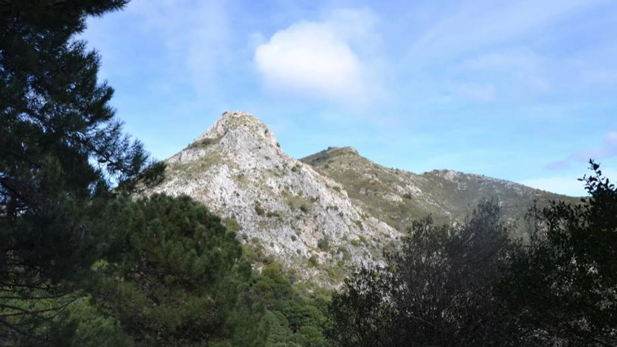 Esta ruta de senderismo acaba en un rincón singular de la provincia de Málaga, un mirador con nombre propio
