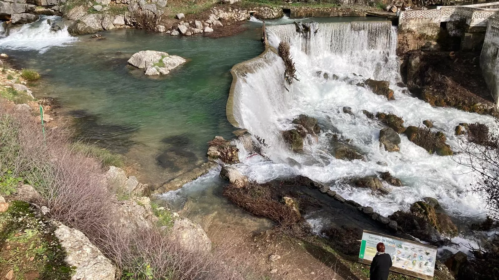 La mejor ruta senderismo de Málaga para hacer en agosto que lo tiene todo: pueblo fresquito, piscina natural y cuevas imposibles