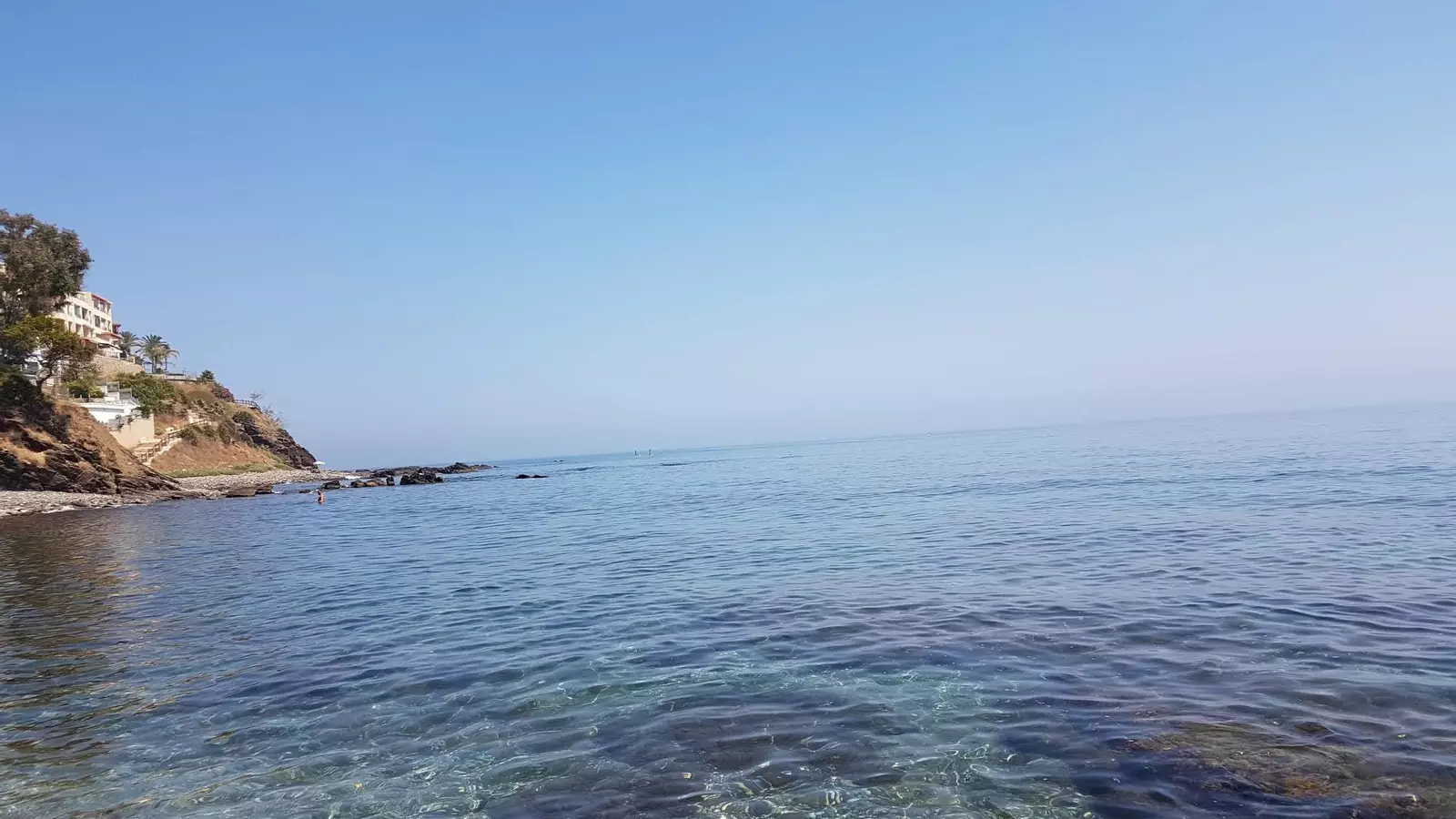 Corales, peces exóticos y paisajes de otro mundo haciendo snorkel: así son las playas de Málaga que parecen sacadas de un documental de National Geographic