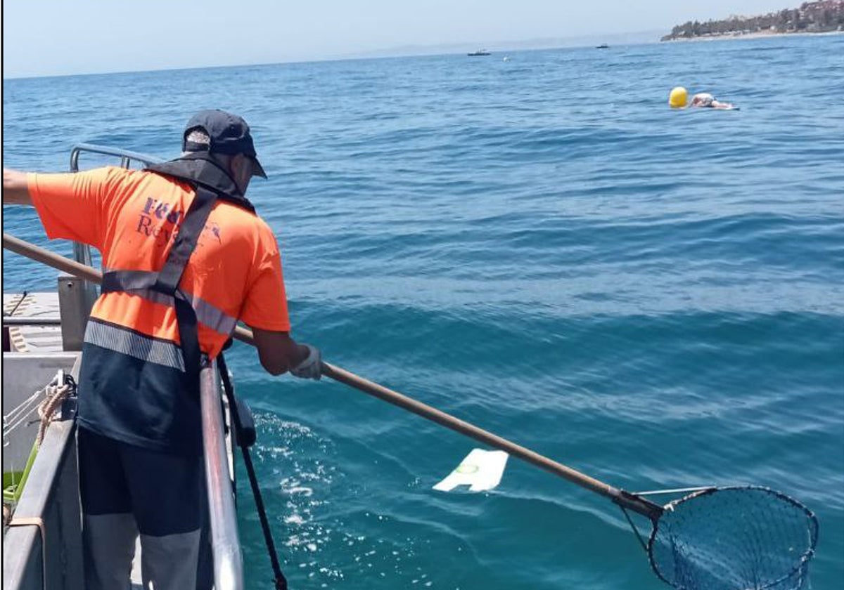 Los plásticos siguen siendo el principal elemento recogido en las aguas costasoleñas