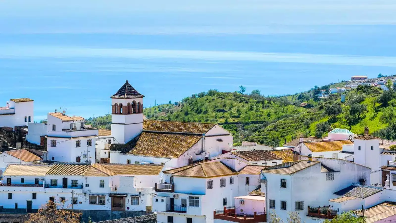 El secreto mejor guardado de Málaga: este pueblo parece sacado de una película de Disney y huele a vino dulce